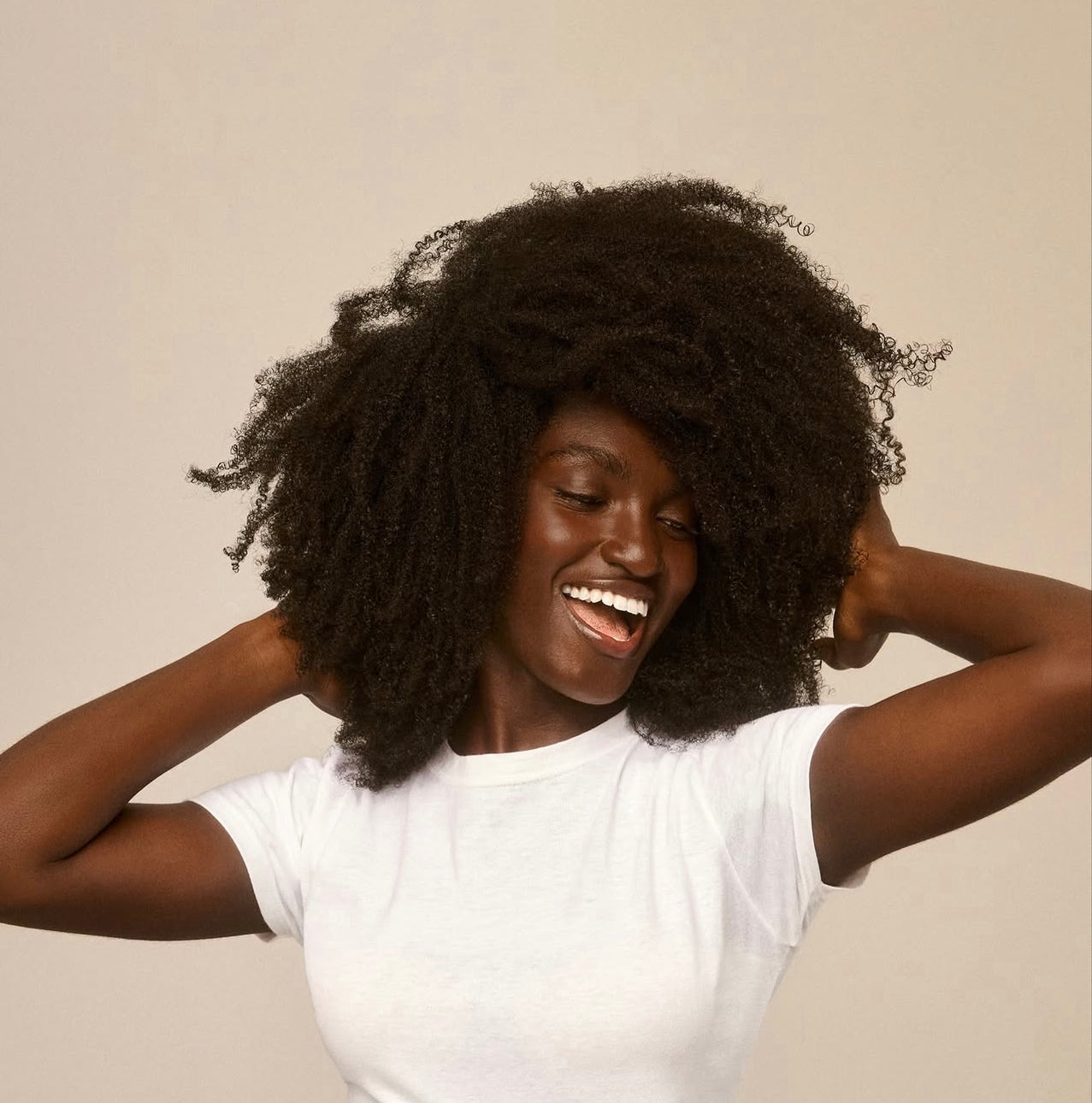 Cheveux afro : les meilleurs soins pour nourrir, hydrater et favoriser la pousse naturellement Image